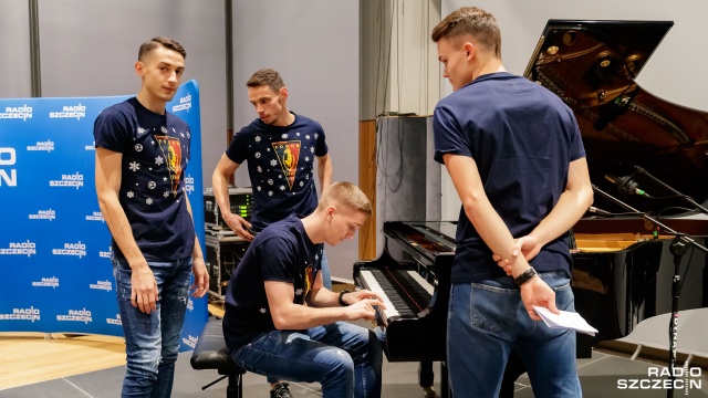 W tym roku na Boże Narodzenie piłkarze Pogoni Szczecin zaśpiewali kolędę "Wśród nocnej ciszy" jako prezent dla kibiców. Fot. Robert Stachnik [Radio Szczecin] Piłkarze Pogoni Szczecin z życzeniami i kolędą [WIDEO, DUŻO ZDJĘĆ]