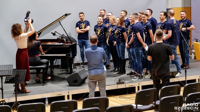 W tym roku na Boże Narodzenie piłkarze Pogoni Szczecin zaśpiewali kolędę "Wśród nocnej ciszy" jako prezent dla kibiców. Fot. Robert Stachnik [Radio Szczecin] Piłkarze Pogoni Szczecin z życzeniami i kolędą [WIDEO, DUŻO ZDJĘĆ]