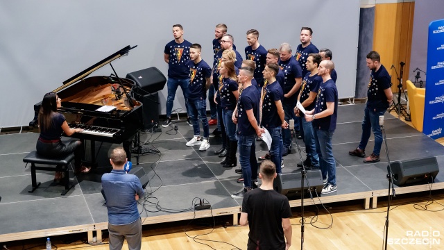 W tym roku na Boże Narodzenie piłkarze Pogoni Szczecin zaśpiewali kolędę "Wśród nocnej ciszy" jako prezent dla kibiców. Fot. Robert Stachnik [Radio Szczecin] Piłkarze Pogoni Szczecin z życzeniami i kolędą [WIDEO, DUŻO ZDJĘĆ]