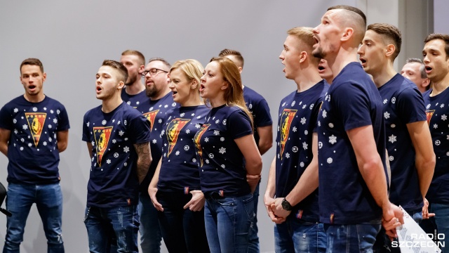 W tym roku na Boże Narodzenie piłkarze Pogoni Szczecin zaśpiewali kolędę "Wśród nocnej ciszy" jako prezent dla kibiców. Fot. Robert Stachnik [Radio Szczecin] Piłkarze Pogoni Szczecin z życzeniami i kolędą [WIDEO, DUŻO ZDJĘĆ]