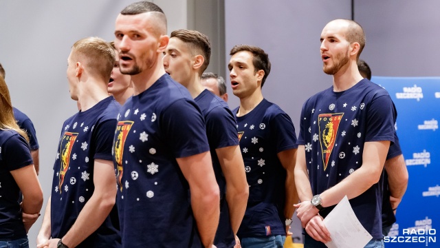 W tym roku na Boże Narodzenie piłkarze Pogoni Szczecin zaśpiewali kolędę "Wśród nocnej ciszy" jako prezent dla kibiców. Fot. Robert Stachnik [Radio Szczecin] Piłkarze Pogoni Szczecin z życzeniami i kolędą [WIDEO, DUŻO ZDJĘĆ]