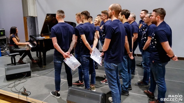 W tym roku na Boże Narodzenie piłkarze Pogoni Szczecin zaśpiewali kolędę "Wśród nocnej ciszy" jako prezent dla kibiców. Fot. Robert Stachnik [Radio Szczecin] Piłkarze Pogoni Szczecin z życzeniami i kolędą [WIDEO, DUŻO ZDJĘĆ]
