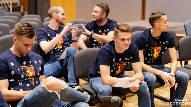 W tym roku na Boże Narodzenie piłkarze Pogoni Szczecin zaśpiewali kolędę "Wśród nocnej ciszy" jako prezent dla kibiców. Fot. Robert Stachnik [Radio Szczecin] Piłkarze Pogoni Szczecin z życzeniami i kolędą [WIDEO, DUŻO ZDJĘĆ]