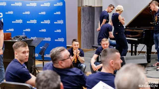 W tym roku na Boże Narodzenie piłkarze Pogoni Szczecin zaśpiewali kolędę "Wśród nocnej ciszy" jako prezent dla kibiców. Fot. Robert Stachnik [Radio Szczecin] Piłkarze Pogoni Szczecin z życzeniami i kolędą [WIDEO, DUŻO ZDJĘĆ]