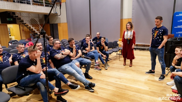 W tym roku na Boże Narodzenie piłkarze Pogoni Szczecin zaśpiewali kolędę "Wśród nocnej ciszy" jako prezent dla kibiców. Fot. Robert Stachnik [Radio Szczecin] Piłkarze Pogoni Szczecin z życzeniami i kolędą [WIDEO, DUŻO ZDJĘĆ]