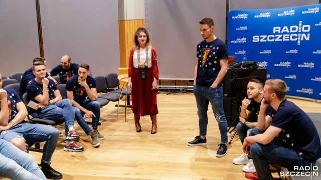 W tym roku na Boże Narodzenie piłkarze Pogoni Szczecin zaśpiewali kolędę "Wśród nocnej ciszy" jako prezent dla kibiców. Fot. Robert Stachnik [Radio Szczecin] Piłkarze Pogoni Szczecin z życzeniami i kolędą [WIDEO, DUŻO ZDJĘĆ]