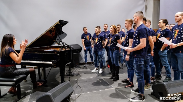 W tym roku na Boże Narodzenie piłkarze Pogoni Szczecin zaśpiewali kolędę "Wśród nocnej ciszy" jako prezent dla kibiców. Fot. Robert Stachnik [Radio Szczecin] Piłkarze Pogoni Szczecin z życzeniami i kolędą [WIDEO, DUŻO ZDJĘĆ]