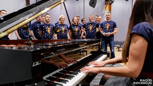 W tym roku na Boże Narodzenie piłkarze Pogoni Szczecin zaśpiewali kolędę "Wśród nocnej ciszy" jako prezent dla kibiców. Fot. Robert Stachnik [Radio Szczecin] Piłkarze Pogoni Szczecin z życzeniami i kolędą [WIDEO, DUŻO ZDJĘĆ]