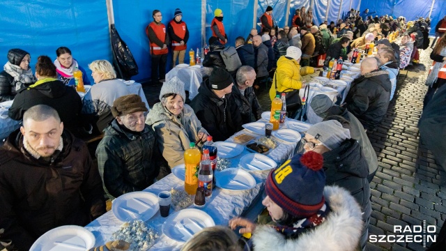Pod ogrzewanym namiotem zebrało się kilkuset potrzebujących. Na miejscu mogą liczyć na ciepły posiłek oraz wspólne kolędowanie. Fot. Robert Stachnik [Radio Szczecin] Spotkanie wigilijne dla ubogich i bezdomnych [WIDEO, DUŻO ZDJĘĆ]