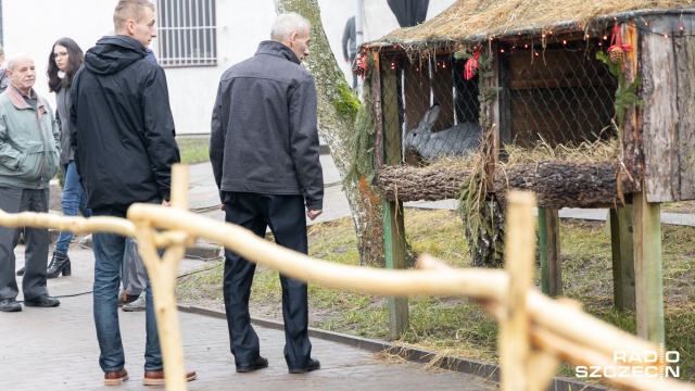 Żywą szopkę w Żydowcach można oglądać w środę do godziny 20 i w czwartek od rana do godz. 18. Fot. Robert Stachnik [Radio Szczecin] Żywa szopka w Żydowcach [WIDEO, DUŻO ZDJĘĆ]