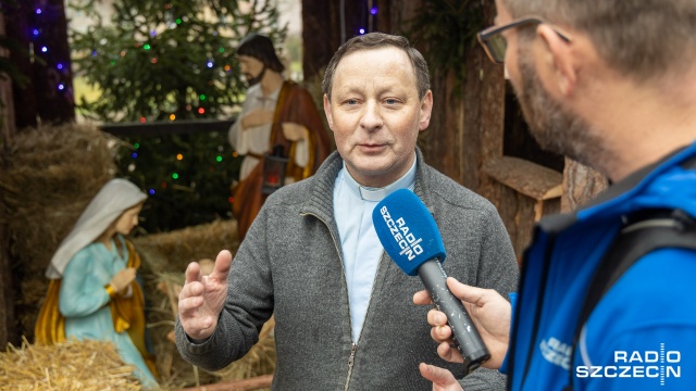 Żywą szopkę w Żydowcach można oglądać w środę do godziny 20 i w czwartek od rana do godz. 18. Fot. Robert Stachnik [Radio Szczecin] Żywa szopka w Żydowcach [WIDEO, DUŻO ZDJĘĆ]