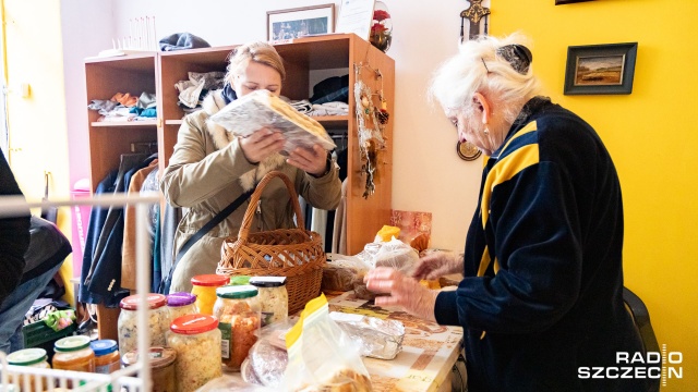 Jadłodzielnia w Szczecinie działa już tylko w jednym punkcie, czyli przy ulicy Żołkiewskiego. W piątek otwarty będzie do godz. 17. Fot. Robert Stachnik [Radio Szczecin] Jadłodzielnia działa, czyli "jedni przynoszą, drudzy zabierają" [WIDEO, ZDJĘCIA]