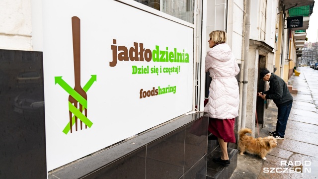 Jadłodzielnia w Szczecinie działa już tylko w jednym punkcie, czyli przy ulicy Żołkiewskiego. W piątek otwarty będzie do godz. 17. Fot. Robert Stachnik [Radio Szczecin] Jadłodzielnia działa, czyli "jedni przynoszą, drudzy zabierają" [WIDEO, ZDJĘCIA]