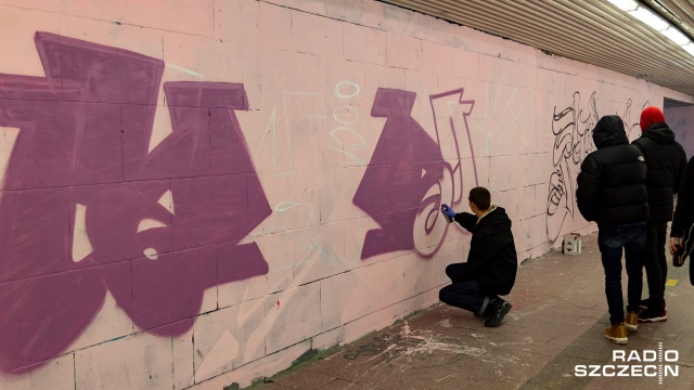 Uliczni malarze dekorują ściany tunelu. Akcję zorganizowało Stowarzyszenie Sportowe Switch.Fot. Robert Stachnik [Radio Szczecin] Graffiti Jam pod al. Wyzwolenia [WIDEO, ZDJĘCIA]