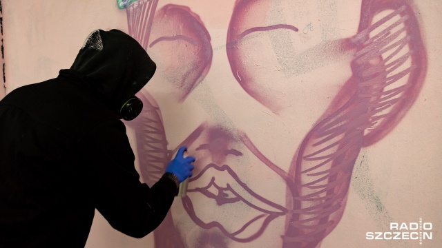 Uliczni malarze dekorują ściany tunelu. Akcję zorganizowało Stowarzyszenie Sportowe Switch. Fot. Robert Stachnik [Radio Szczecin] Graffiti Jam pod al. Wyzwolenia [WIDEO, ZDJĘCIA]