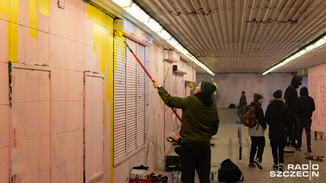 Uliczni malarze dekorują ściany tunelu. Akcję zorganizowało Stowarzyszenie Sportowe Switch. Fot. Robert Stachnik [Radio Szczecin] Graffiti Jam pod al. Wyzwolenia [WIDEO, ZDJĘCIA]