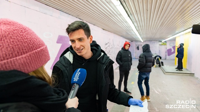 Uliczni malarze dekorują ściany tunelu. Akcję zorganizowało Stowarzyszenie Sportowe Switch. Fot. Robert Stachnik [Radio Szczecin] Graffiti Jam pod al. Wyzwolenia [WIDEO, ZDJĘCIA]
