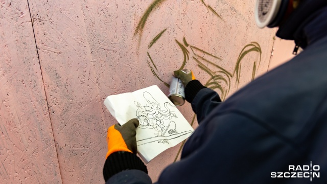 Uliczni malarze dekorują ściany tunelu. Akcję zorganizowało Stowarzyszenie Sportowe Switch. Fot. Robert Stachnik [Radio Szczecin] Graffiti Jam pod al. Wyzwolenia [WIDEO, ZDJĘCIA]