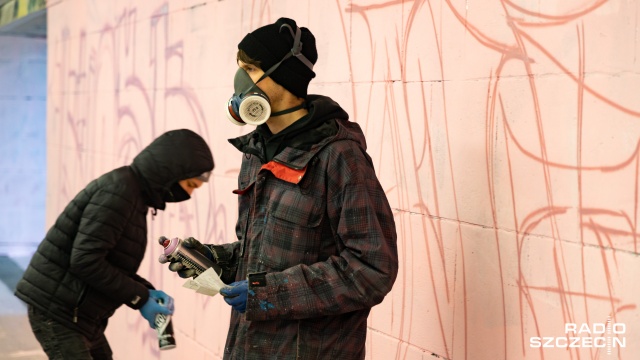 Uliczni malarze dekorują ściany tunelu. Akcję zorganizowało Stowarzyszenie Sportowe Switch. Fot. Robert Stachnik [Radio Szczecin] Graffiti Jam pod al. Wyzwolenia [WIDEO, ZDJĘCIA]