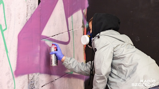 Uliczni malarze dekorują ściany tunelu. Akcję zorganizowało Stowarzyszenie Sportowe Switch. Fot. Robert Stachnik [Radio Szczecin] Graffiti Jam pod al. Wyzwolenia [WIDEO, ZDJĘCIA]
