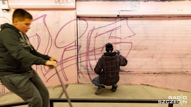 Uliczni malarze dekorują ściany tunelu. Akcję zorganizowało Stowarzyszenie Sportowe Switch. Fot. Robert Stachnik [Radio Szczecin] Graffiti Jam pod al. Wyzwolenia [WIDEO, ZDJĘCIA]