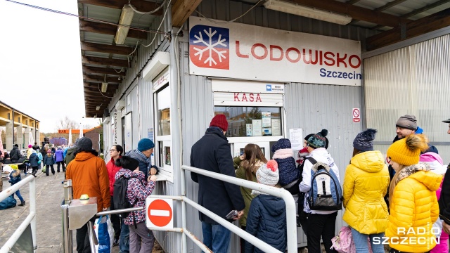W sobotę lodowisko otwarte będzie do godziny 21. Na miejscu można wypożyczyć łyżwy. Fot. Robert Stachnik [Radio Szczecin] "Zamiast siedzieć na kanapie można przyjść i pojeździć" [WIDEO, DUŻO ZDJĘĆ]