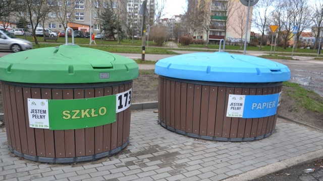 Kosze na śmieci schowane pod powierzchnią chodnika - na taki pomysł wpadły władze Kołobrzegu, które właśnie zamówiły pierwsze tego typu śmietniki.