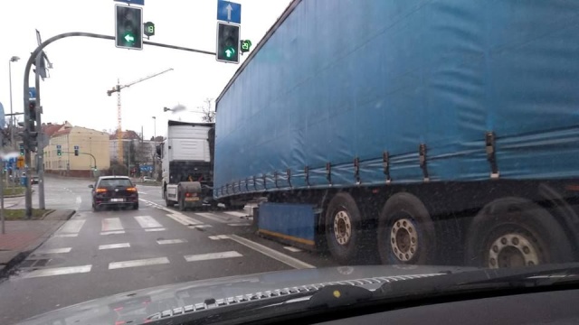Zerwała się naczepa z TIR-a na Mieszka I przed placem Szyrockiego. Proszę kierowców o ostrożność, bo robi się korek - informował słuchacz. Teraz nie ma już kłopotów z przejazdem.