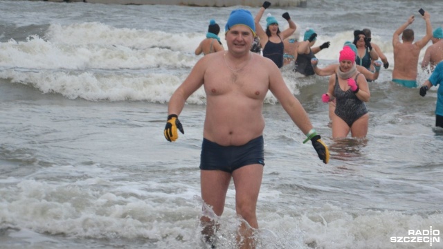Kołobrzeską plażę centralną opanowało kilkuset miłośników kąpieli w lodowatym Bałtyku. Temperatura powietrza wynosiła 5 stopni w skali Celsjusza.