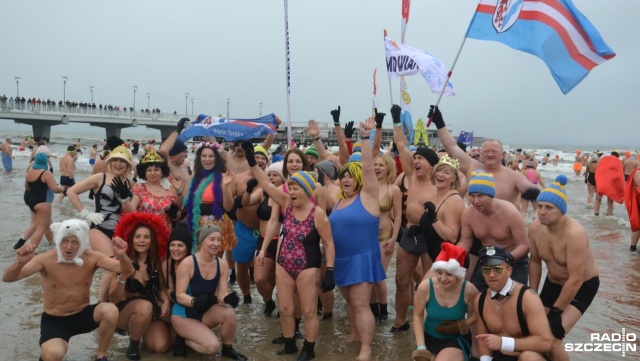 Około 1200 osób weszło do morza w Kołobrzegu. Na plaży odbył się Światowy Festiwal Morsowania.