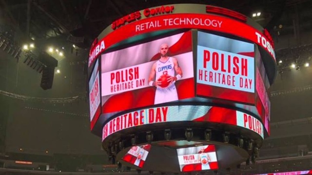 W amerykańskiej lidze koszykówki NBA odbył się kolejny mecz z polskimi akcentami. Byli polscy celebryci, weterani, cheerleaderki z Gdyni, biało-czerwone flagi, okolicznościowe koszulki oraz przesłanie od prezydenta Andrzeja Dudy.