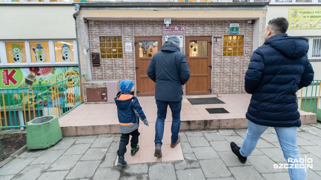 80 nauczycielek w placówce przy ulicy 26 Kwietnia wzięło zwolnienia lekarskie. Tak jest w jednym z największych przedszkoli w Szczecinie. Rodzice i dyrektorka placówki byli zaskoczeni.