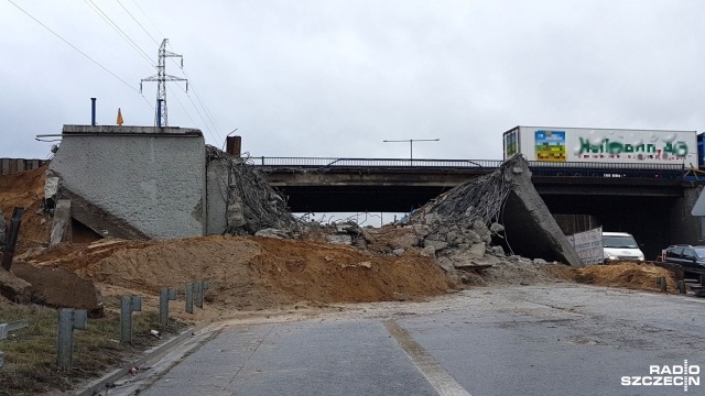 Bardzo szybko przebiegają prace przy wyburzaniu drugiej części wiaduktu Węzła Kijewo nad podszczecińską autostradą A6. Tym razem udało się położyć część środkowej podpory.