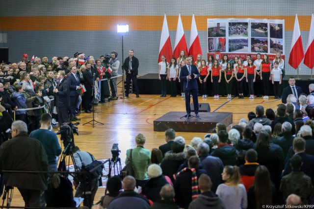 Prezydent Andrzej Duda podczas spotkania z mieszkańcami Człuchowa w województwie pomorskim mówił, że chce, aby każda polska rodzina czuła, że władza o nią dba.