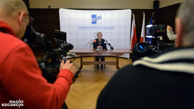 Dyrektorom przedszkoli czy szkół może grozić komisja dyscyplinarna - przestrzegła na konferencji prasowej Magdalena Zarębska-Kulesza, Zachodniopomorski Kurator Oświaty. To w związku z nieobecnością nauczycieli będących na zwolnieniach lekarskich.