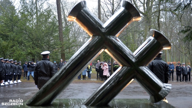 55 ofiar zatonięcia promu Jan Heweliusz uczczono w piątek na Cmentarzu Centralnym w Szczecinie. Przy pomniku, który upamiętnia tę największą w dziejach polskiej marynarki handlowej katastrofę złożono kwiaty. Jan Heweliusz zatonął 14 stycznia 1993 roku zginęli wtedy obywatele Polski, Węgier, Austrii, Czech, Szwecji i Norwegii.