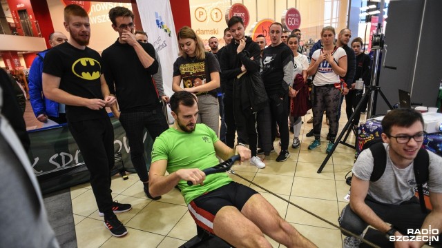 Jeszcze do godziny 19:00 można odwiedzić szczecińskie centrum handlowe Atrium Molo. Od rana trwa tam 039039Wiosłowanie dla Wielkiej Orkiestry Świątecznej Pomocy039039, czyli charytatywny wyścig na ergometrach.
