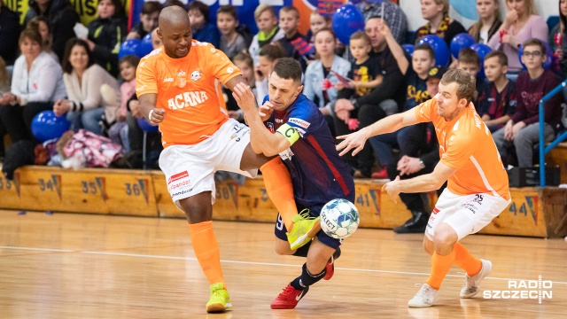 Szczecinianie od porażki rozpoczęli rewanżową rundę rozgrywek o mistrzostwo Polski. Zero-czwórka przegrała we własnej hali z Orłem Futsal Jelcz Laskowice 2:3 w 12. kolejce spotkań.