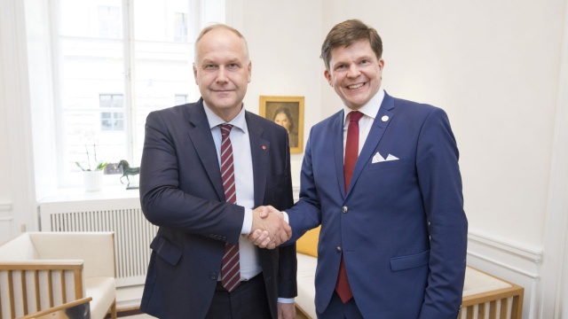 Lider szwedzkiej partii Lewica poinformował w poniedziałek, że jego ugrupowanie nie popiera porozumienia zawartego pomiędzy socjaldemokratami, partią Centrum, Zielonych oraz Liberałami w sprawie utworzenia nowego rządu.