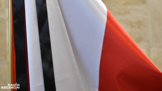 Od wtorku do dnia pogrzebu prezydenta Pawła Adamowicza w Gdańsku obowiązywać będzie żałoba. Wszystkie flagi na masztach zostały opuszczone do połowy. O decyzji władze miasta poinformowały na Twitterze.