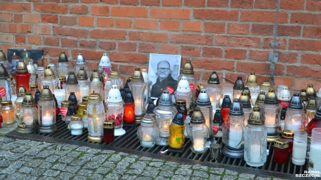 Przed kołobrzeskim ratuszem zapłonęły znicze. Mieszkańcy Kołobrzegu oddają hołd zmarłemu prezydentowi Gdańska Pawłowi Adamowiczowi.