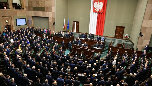 Uchwałę w tej sprawie posłowie przyjęli przez aklamację, a wcześniej przemówił lider PO Grzegorz Schetyna. Wspominał m.in. swoją znajomość z Pawłem Adamowiczem - od czasów NZS-u, poprzez Kongres Liberalno-Demokratyczny i Platformę Obywatelską.