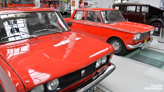 Dwa zabytkowe Fiaty wzbogaciły kolekcję szczecińskiego Muzeum Techniki i Komunikacji w Szczecinie. Oba samochody są czerwone, oba jeździły po Polsce w czasach PRL-u.