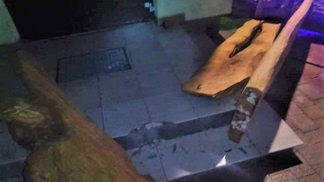 Podczas dewastowania ławki złamał nogę - wandal ze Świnoujścia jest poszukiwany przez policję.