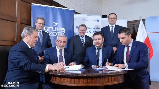 Spółka PKP PLK połączy Port Morski Police z krajową siecią kolejową. Porozumienie w tej sprawie podpisano w piątek w Zachodniopomorskim Urzędzie Wojewódzkim.