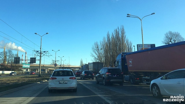 Ogromne utrudnienia dla kierowców wyjeżdzających ze Szczecina. Z powodu stłuczki w okolicach basenu Górniczego zakorkowana była niemal cała ulica Gdańska. Teraz jedziemy już płynnie.