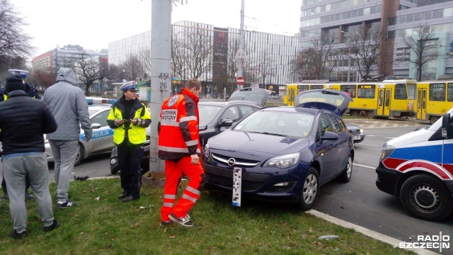 Po godzinie 11 zderzyły się tam dwa auta osobowe.