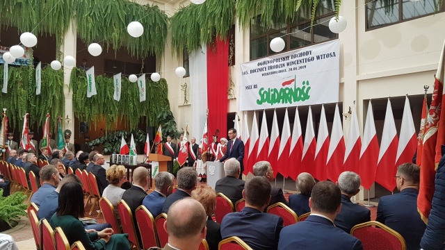 Bardzo potrzebujemy narodowego pojednania i zgody - mówił w podtarnowskich Wierzchosławicach premier Mateusz Morawiecki. Szef rządu uczestniczył w uroczystościach z okazji 145. rocznicy urodzin Wincentego Witosa.