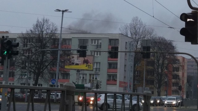 Dwa zastępy straży pożarnej gasiły pożar przy ulicy Witosa w Szczecinie.