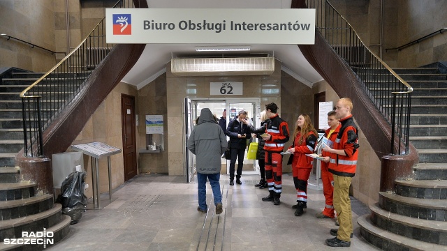 Czekając do okienka uczą się ratować życie. Tak jest przed Biurem Obsługi Interesantów w szczecińskim Urzędzie Miasta. Szkolenia z pierwszej pomocy prowadzi WOPR ze wsparciem policji.